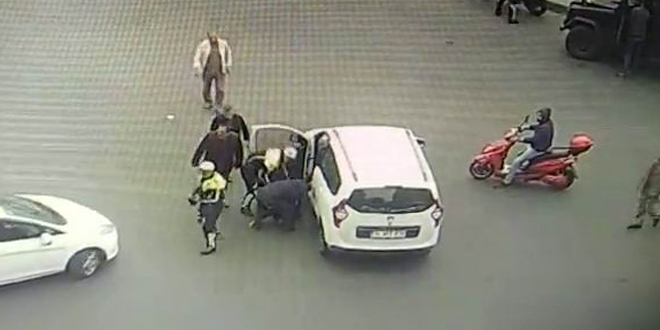 Dili boğazına kaçan sürücünün hayatını polis kurtardı