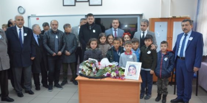 Kalp krizinden ölen öğretmen için okulda tören