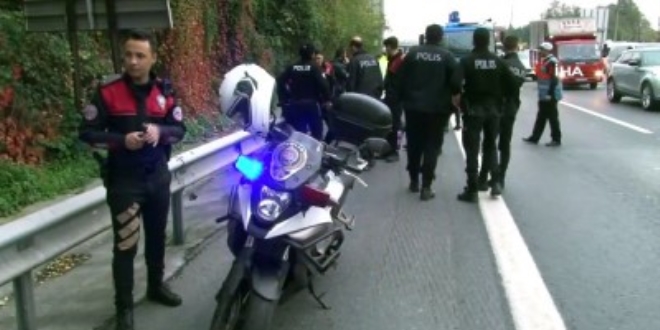 lem yapan motosikletli polise bir baka motosikletli polis arpt: 2 polis yaral