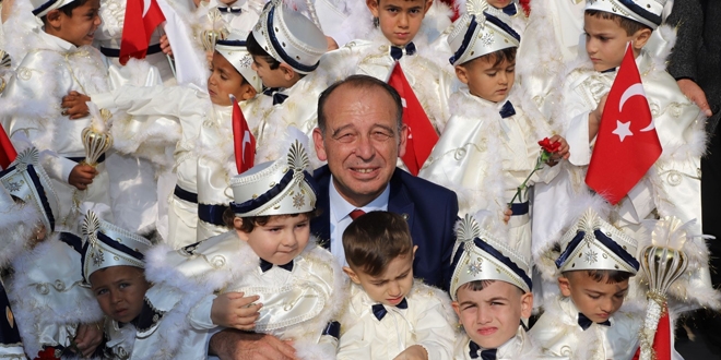 Duygulanan başkanın gözyaşlarını vatandaş sildi