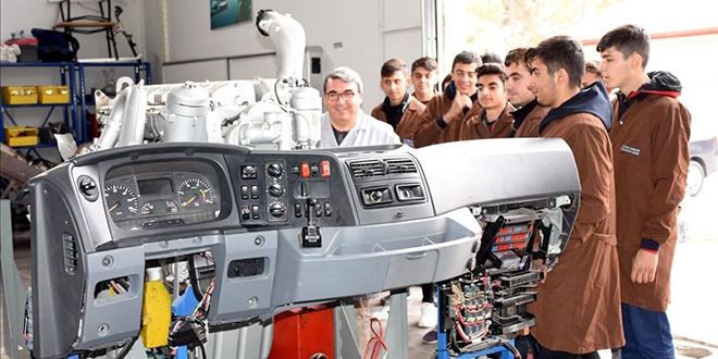 Mercedes Fabrikası'nda iş imkanı sağlayan meslek lisesi