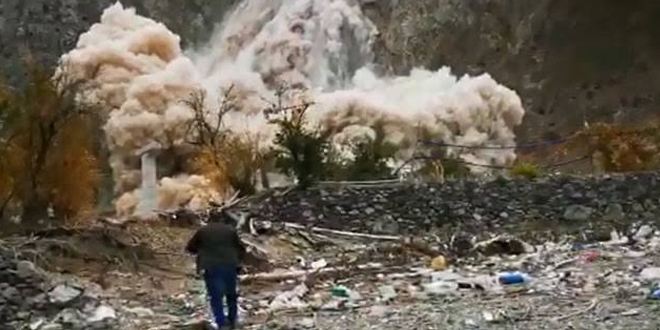 Artvin'de korkutan heyelan