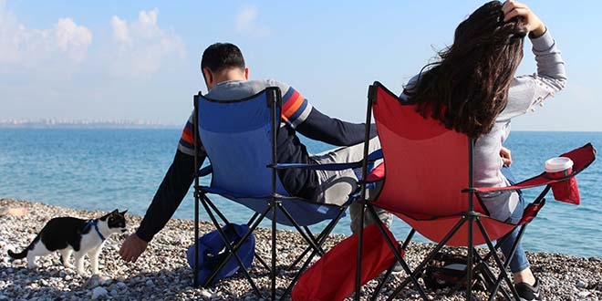 Tatilciler g�ne�li havan�n keyfini denize girerek ��kard�