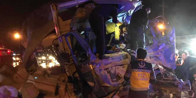 Bitlis'te askeri ara�la kamyon �arp��t�: 1 �l�, 2 yaral�