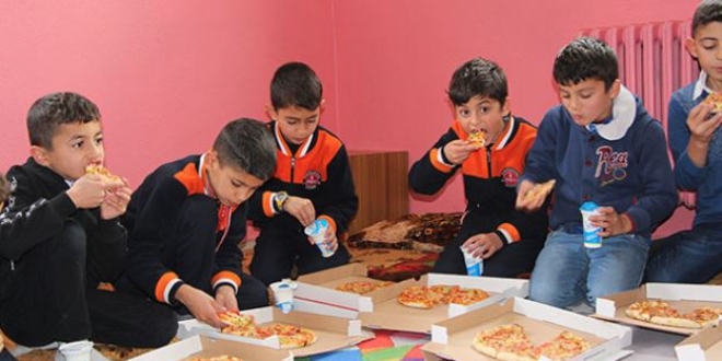 Sınır köyündeki öğrencilere pizza sürprizi