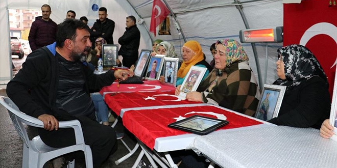 Sanatçılardan Diyarbakır annelerine destek
