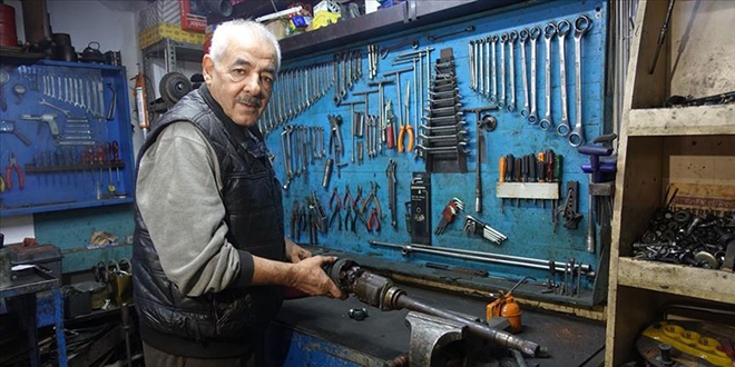 73 yaşında, 62 yıldır oto tamircisi