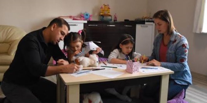 Minik kardeşler Maya ile Lara, 8 dil biliyor