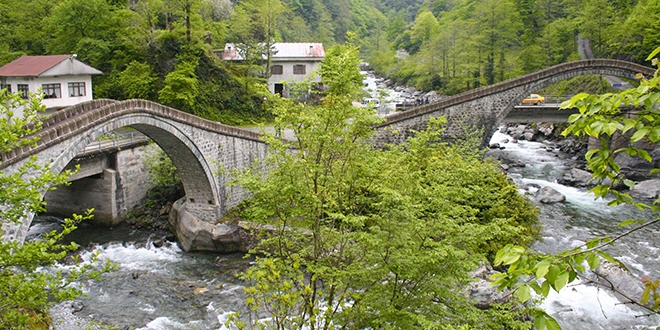 Artvin'deki çifte köprüler tarihe meydan okuyor