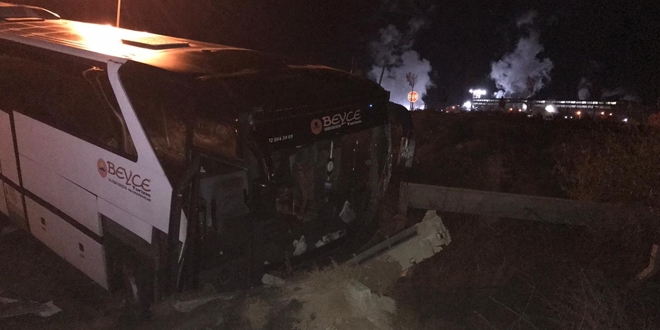 Bursaspor taraftarlarn tayan otobs kaza yapt: 19 yaral