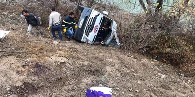 Yozgat'ta sporcular� ta��yan minib�s devrildi: 2 �l�, 15 yaral�