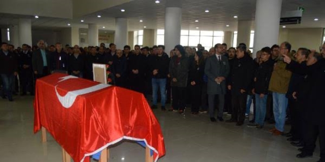 Evinde ölü bulunan akademisyen, toprağa verildi