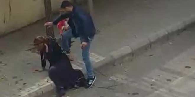 Eşine sokak ortasında şiddet uygulayan koca tutuklandı