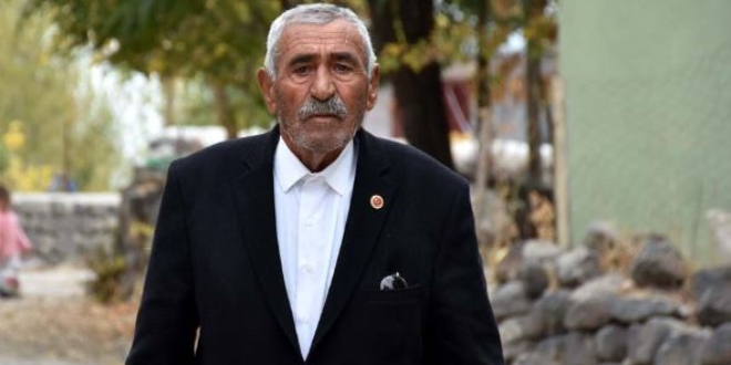 Muşlu muhtar amcasından aldığı mührü 62 yıldır taşıyor