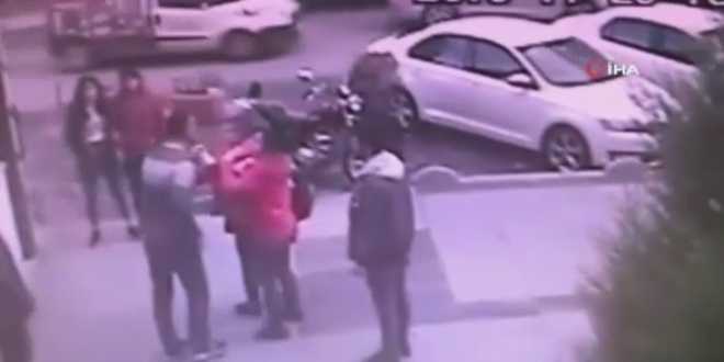 Arac�ndan inen gen� k�zlar� sokak ortas�nda darp etti