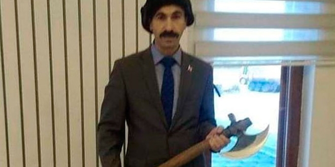 Elinde balta ile poz veren müdüre soruşturma