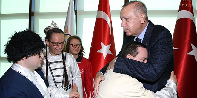 Cumhurbaşkanı Erdoğan, engelliler ile buluştu