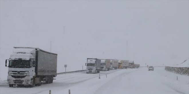 I�d�r-A�r� ve A�r�-Van kara yollar� trafi�e kapand�