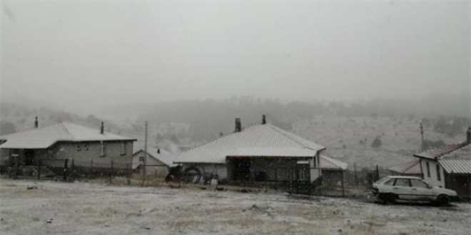 Kızılcahamam'a mevsimin ilk karı yağdı