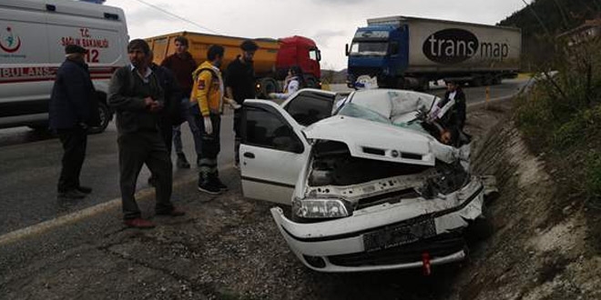 Kastamonu'da tırla otomobil çarpıştı: 3 ölü, 2 yaralı
