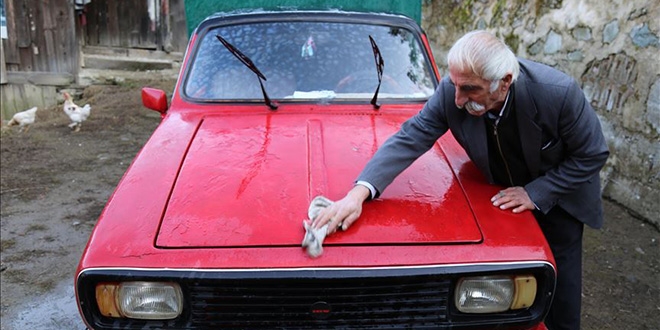 Anadol marka aracına 40 yıldır gözü gibi bakıyor