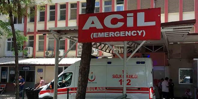 Kavga ihbarına giden polis memuru başından vuruldu