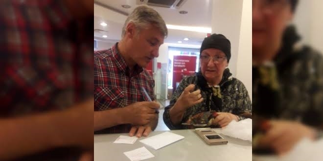 Yaşlı kadının dolandırılmasını polisin dikkati engelledi