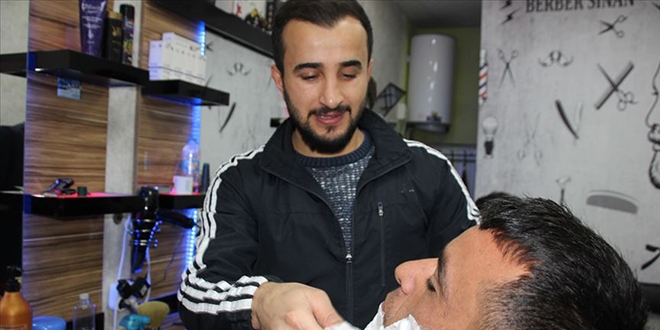 Farkındalık için engellileri ücretsiz tıraş ediyorlar