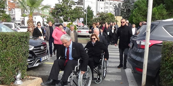 Parti bakanlar tekerlekli sandalye ile gezdi