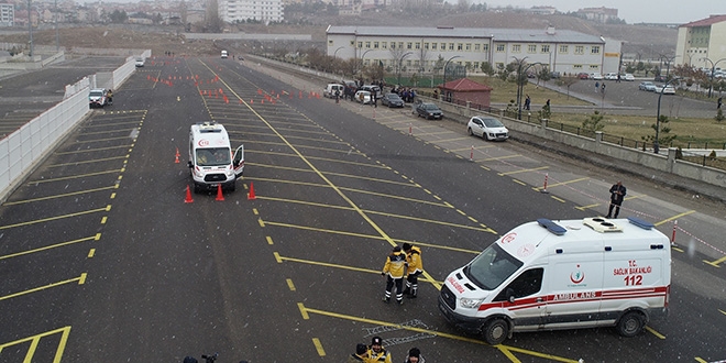 Hayat kurtarmak için yarışan Ambulans şoförleri birbirleriyle yarıştı