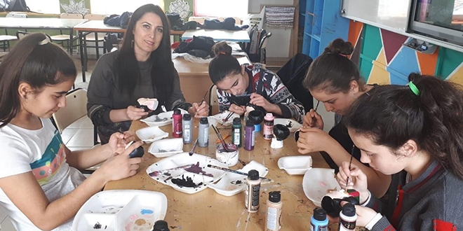 Şehitliğe gidebilmek için süs eşyası yapıp satıyorlar