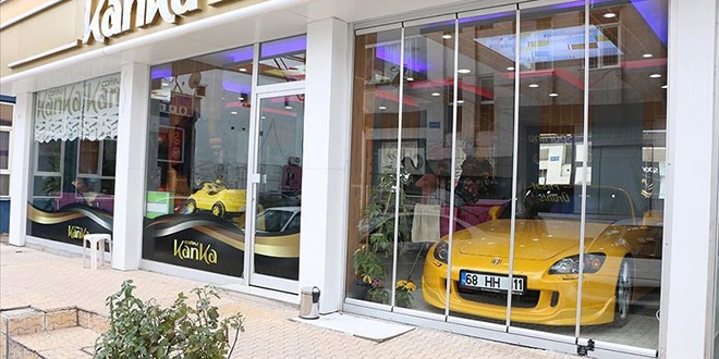 Hayalini kurduğu lüks otomobili dükkanında sergiliyor