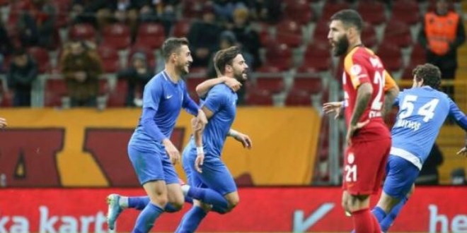 Galatasaray'a evinde büyük şok!