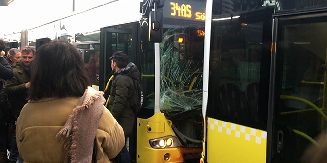 Fikirtepe'de metrobüsler çarpıştı