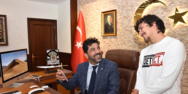 Rektör'den konservatuvar öğrencisine burs sözü