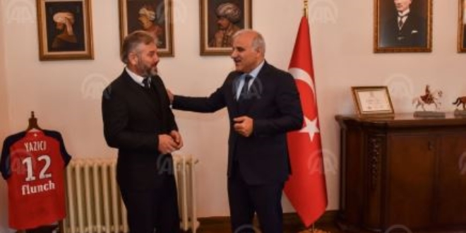 Trabzon'da fenalaşan yolcuya müdahale eden otobüs şoförü ödüllendirildi