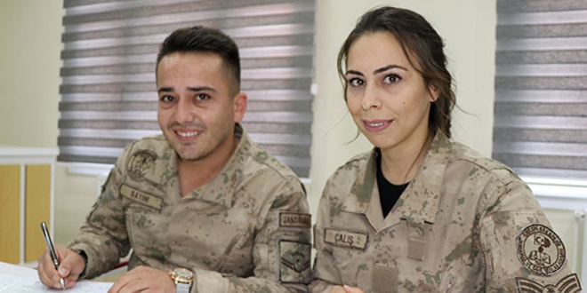 Askeri kamuflajları gelinlik ve damatlıkları oldu