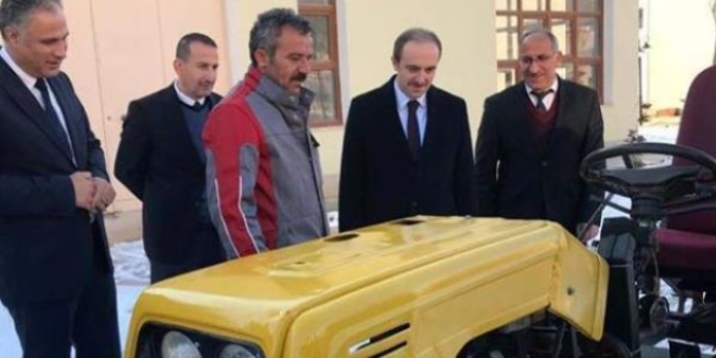 Öğrenciler hurda parçalardan traktör tasarladı