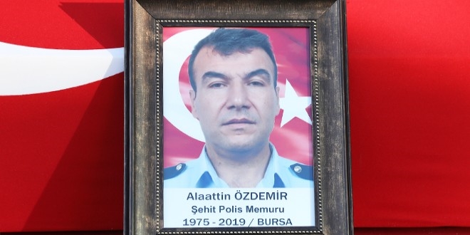 Başından vurularak şehit olan polis toprağa verildi