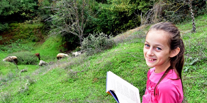 10 yandaki Melike, hayvanlar otlatrken ders alyor