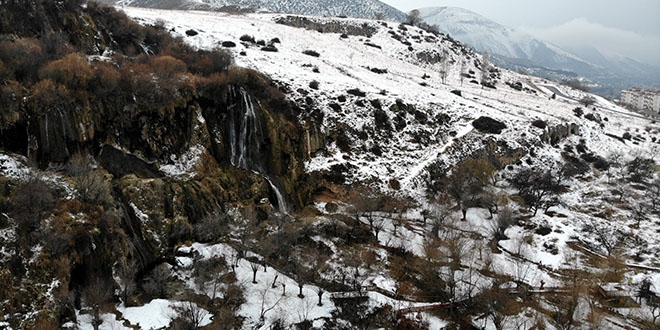 Girlevik Şelalesi, kış aylarında karla bir başka güzel