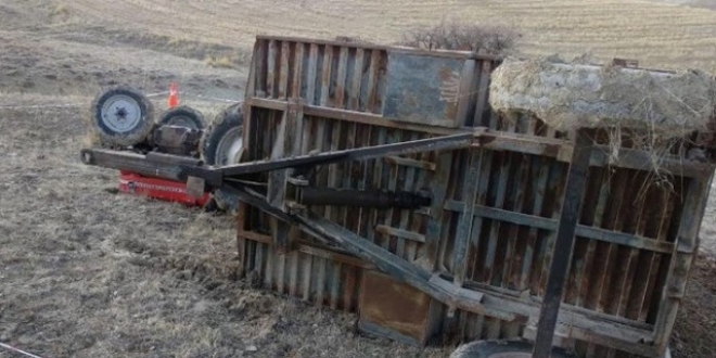 Devrilen traktörün altında kalan zabıt katibi öldü