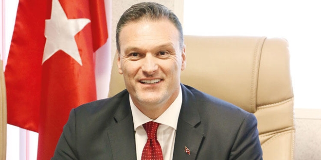 Kendisi Londra'da pusulası Meclis'te