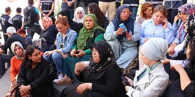 Ailesini 'evlat nöbeti'nde gören terör örgütü mensupları PKK'dan kaçmak istiyor