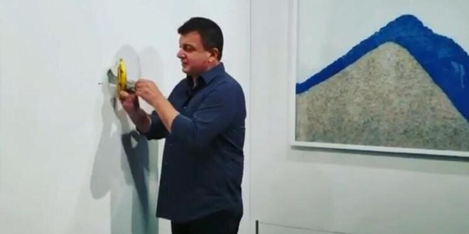 120 bin dolara satılan 'sanat eseri'ndeki muzu yedi