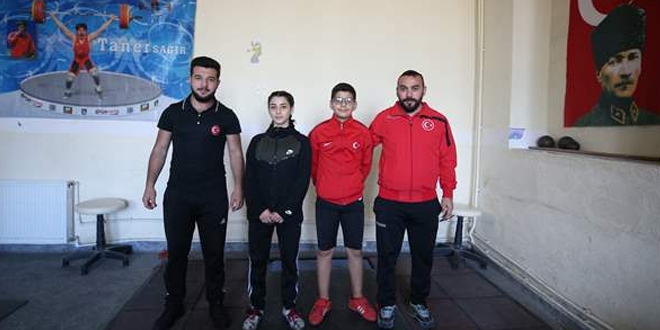 Eski milli halterci öğretmen, okulunda yeni yıldızlar yetiştiriyor