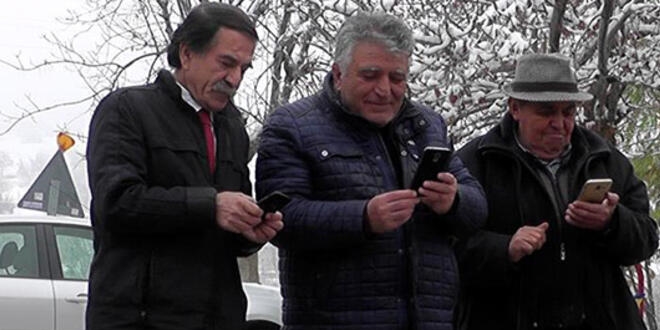 Köyde kurulan kamera ile gurbetçiler hasret gideriyor