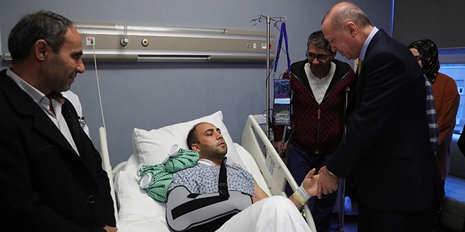 Cumhurbakan Erdoan, hasta ziyaretlerinde bulundu