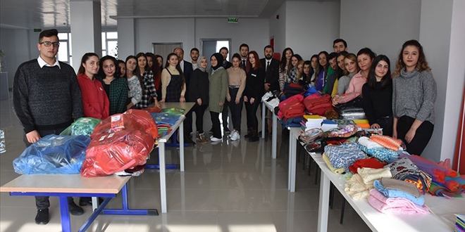 Üniversite öğrencileri çocuklara 'mutluluk' dağıtıyor
