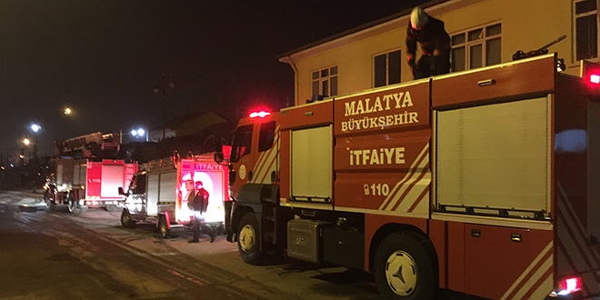 Yük treninin üzerine çıkan genç elektrik akımına kapıldı
